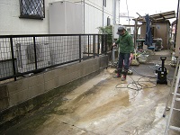 コンクリートの床を高圧洗浄